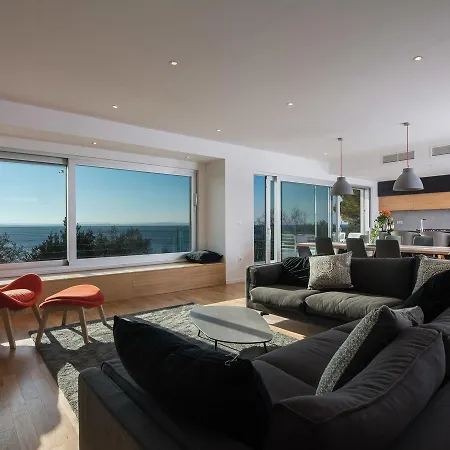 Luxurious In With Fenced Garden *