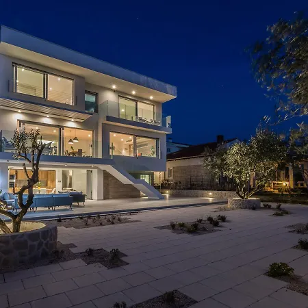 Luxurious In With Fenced Garden Villa Kozino