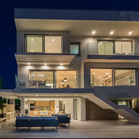 Villa Luxurious In With Fenced Garden *