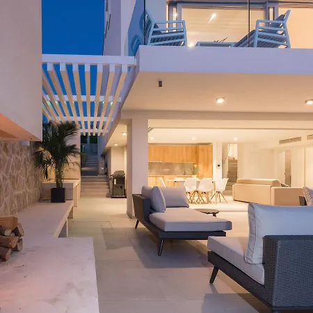 Villa Luxurious In With Fenced Garden